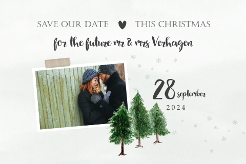 Kerst save the date met groene dennenbomen